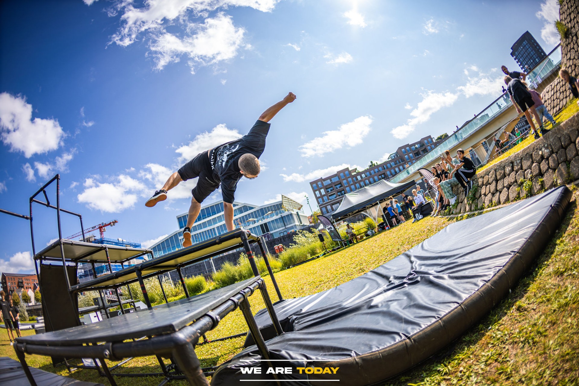 Urban Summer Festival — freerunner mid-air boven publiek